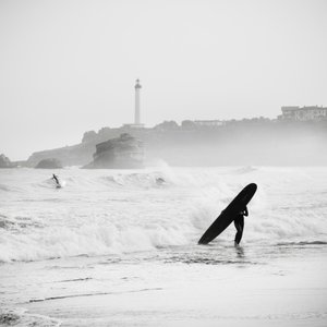 Surf au Grand Plage, Frankrijk, 2012 door Leopold Blonder
