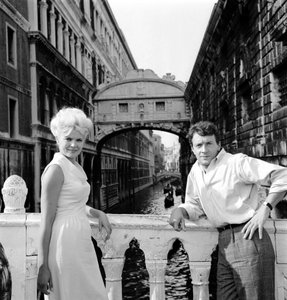De actrice Corinne Marchand met de acteur Jean-Pierre Cassel - Venetië - 1963