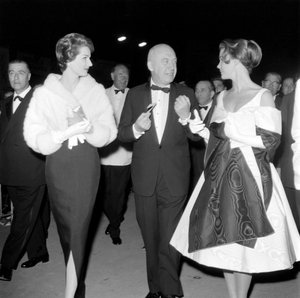 De actrice Lee Remick met de regisseur Otto Preminger en zijn vrouw Hope Bryce op het internationale filmfestival in Lido, Venetië - 1959