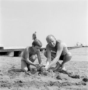 De regisseur Albert Lamorisse met zijn zoon de acteur Pascal Lamorisse op het strand van Lido in Venetië - 1960
