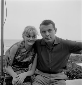 De regisseur Milos Forman met de actrice Breschova (Brejchova) op het Lido van Venetië - 1965