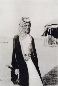 T. E. Lawrence in Arabische kleding door Unbekannt