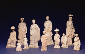 Tanagra Groep: Staande en Zittende Figuren, Attisch, Klein-Azië, 4e eeuw v.Chr. (terracotta)