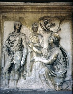 De achtergevel, detail van antieke reliëfdecoratie (enkele stukken van de Ara Pacis van Augustus) met afbeelding van een gekroonde godin en een jonge man