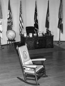 De beroemde schommelstoel van president John Fitzgerald Kennedy, zijn bureau en andere memorabilia tentoongesteld. Milaan. 1965