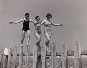 Twee vrouwen en een man wandelen langs een golfbreker, ca. 1930s door Unbekannt