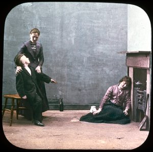 Twee vrouwen en jongen voor de open haard, ca. 1895 door Unbekannt
