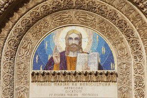 Tympanon van de basiliek van Santa Maria della Coltura, Parabita, Apulië, Parabita, Italië