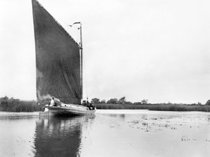 Verenigd Koninkrijk: Een Wherry op de Rivier Bure bij Ranworth. Norfolk Broads door Unbekannt