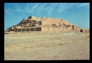 Uitzicht vanuit het zuiden op de Ziggurat, gebouwd door Elamitische koning Untash-Gal (1265-46 v.Chr.) door Unbekannt