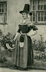 Wales. Een statige oude Welshe dame, trouw aan nationale klederdracht. 1920 door Unbekannt