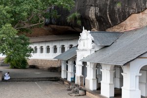 Wit gebouw onder een rotswand; grottempel; Gouden Tempel; Dambulla; Sri Lanka; Azië door Unbekannt