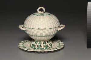 Mand bedekt met vlechtwerk op standaard, gemaakt door de Wedgwood-fabriek, ca. 1780-1840