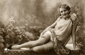 Vrouw in lichte jurk, c. begin 1900 (ansichtkaart) door Alec Hunter