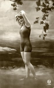 Vrouw in badpakken, ca. begin 1900 (ansichtkaart)