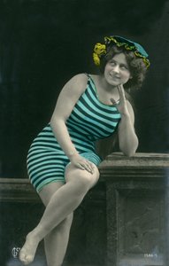 Vrouw in badpakken, ca. begin 1900 (ansichtkaart)