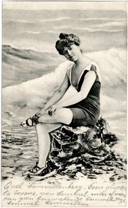 Vrouwen in badpakken, ca. begin 1900 (ansichtkaart) door Alec Hunter