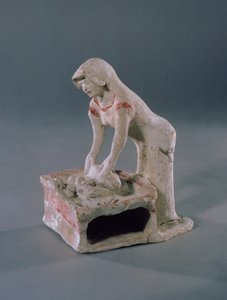 Vrouw die brood kneedt op een vierkante plaat, Grieks, uit Aulis, c.500-475 v.Chr. (klei met witte slip en rode pigment)