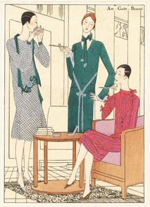 Vrouwen die roken in een chique interieur in een dinerjurk, gouden blad en groen fluweel, namiddagjurk in groene wol, en namiddagjurk in gouden en rode bladjurk