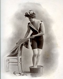 Jonge vrouw in badpak (uit de Belle Epoque) neemt een voetbad, rond 1900 (zwart-wit foto) door Unbekannter Künstler
