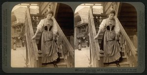 Stereoscopische kaart met een jonge Zwitserse vrouw in traditionele klederdracht, ca. 1900 door Underwood and Underwood