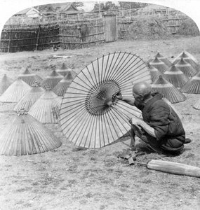 Een Japanse paraplumaker, Kobe, Japan, 1896 door Underwood and Underwood