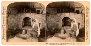 Een Samaritaanse vrouw bij de bron van Jakob, Palestina, 1900 door Underwood and Underwood