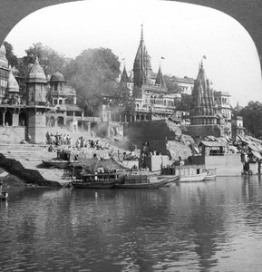 Een brandende ghat aan de Ganges bij Benares Varanasi, India, 1900s door Underwood and Underwood