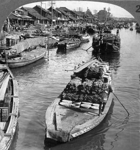 Een drukke vrachtkanaal in Tokio, Japan, 1904