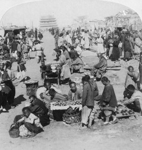 Een markt in de Tartaarse noordelijke stad, kijkend naar de Drum Tower, Peking Beijing, China, 1901 door Underwood and Underwood