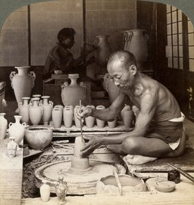 Een pottenbakker en zijn wiel, die een vaas van Awata-porselein vormen, Kinkosan-werken, Kyoto, Japan, 1904 door Underwood and Underwood