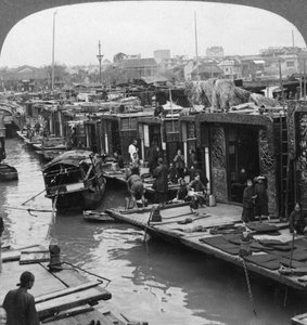 Een straat met bloemenboten, Canton, China, 1900