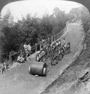Een vrouwenteam aan het werk op de Darjeeling snelweg, India, 1903