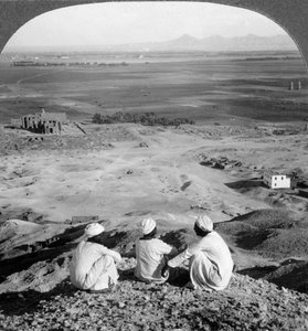 Over de vlakte van Thebe en langs de Memnonbeelden vanaf de kliffen, Egypte, 1905