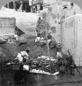 Baden en verbranden van de hindoeïstische doden, Benares Varanasi, India 1903 door Underwood and Underwood