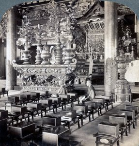 Boeddhistische priesters in de Ikegami-tempel, Omori, Japan, 1904 door Underwood and Underwood