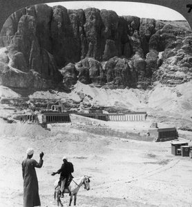 Eeuwenlang begraven - zuilengalerijen van de tempel in Der-el-Bahri, Thebe, Egypte