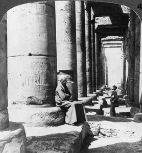 Zuilen van de grote tempel van Sethos I, Abydos, Egypte door Underwood and Underwood