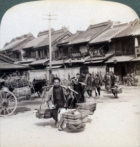 Coolies, straatbeeld in Tokio, 1896 door Underwood and Underwood