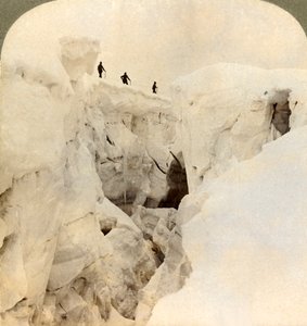 Afdaling van de Mont Blanc - enorme spleten nabij de top, Alpen, 1901 door Underwood and Underwood