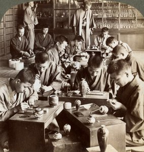 Deskundige arbeiders die ontwerpen maken in cloisonné, Kyoto, Japan, 1904