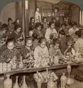 Fabrieksmeisjes die goedkoop aardewerk decoreren voor de buitenlandse markten, Kyoto, Japan, 1904