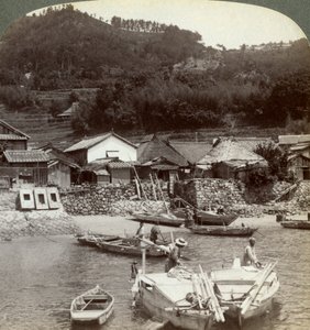 Vissersdorp Obatake aan de Binnenzee, kijkend naar het noorden naar de terrasvormige rijstvelden, Japan, 1904
