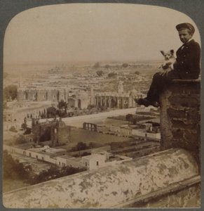 Vanaf de kathedraal van San Francisco, op de grootste Azteekse piramide, uitkijkend over Cholula, Mexico, 1901 door Underwood and Underwood