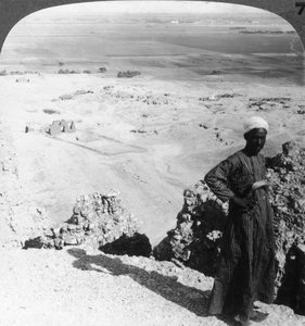 Vanaf de hoge kliffen bij Der-el-Bahri over de vlakte naar Luxor, Thebe, Egypte, 1905