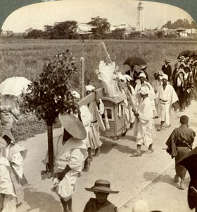 Begrafenisstoet van een rijke boeddhist, op weg naar Sakai, kijkend naar Osaka, Japan, 1904