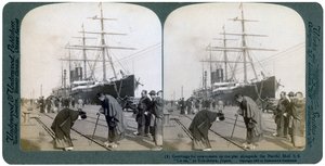 Begroeting voor nieuwkomers op de pier naast de Pacific Mail SS China, Yokohama, Japan door Underwood and Underwood