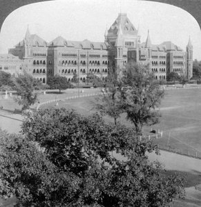 Hooggerechtshof en noordelijk einde van Rotten Row, Bombay, India, 1903 door Underwood and Underwood
