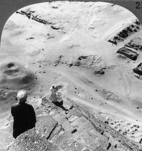 Kijkend naar de zuidwestelijke hoek van de Grote Piramide, Egypte, 1905