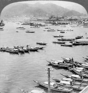 Kijkend naar het noorden over schepen in de haven van Nagasaki, Japan
